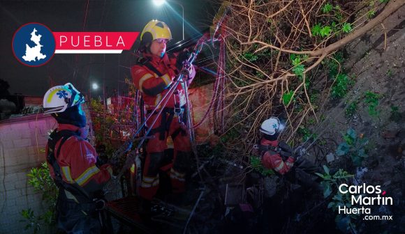 Rescatan a hombre que cayó en una barranca en Álamos Vista Hermosa