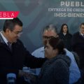 Sergio Salomón entrega credenciales del programa IMSS Bienestar en Puebla