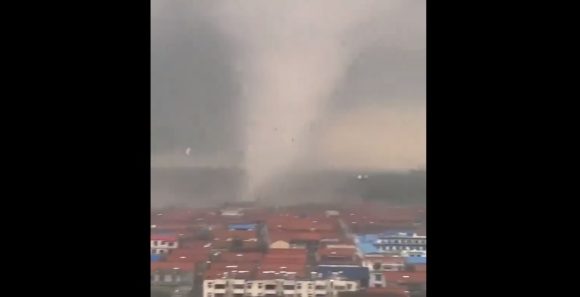 (VIDEO) Tornado en China deja cinco muertos y varios heridos