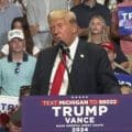 Trump se burla de Ebrard durante mitin en Michigan 
