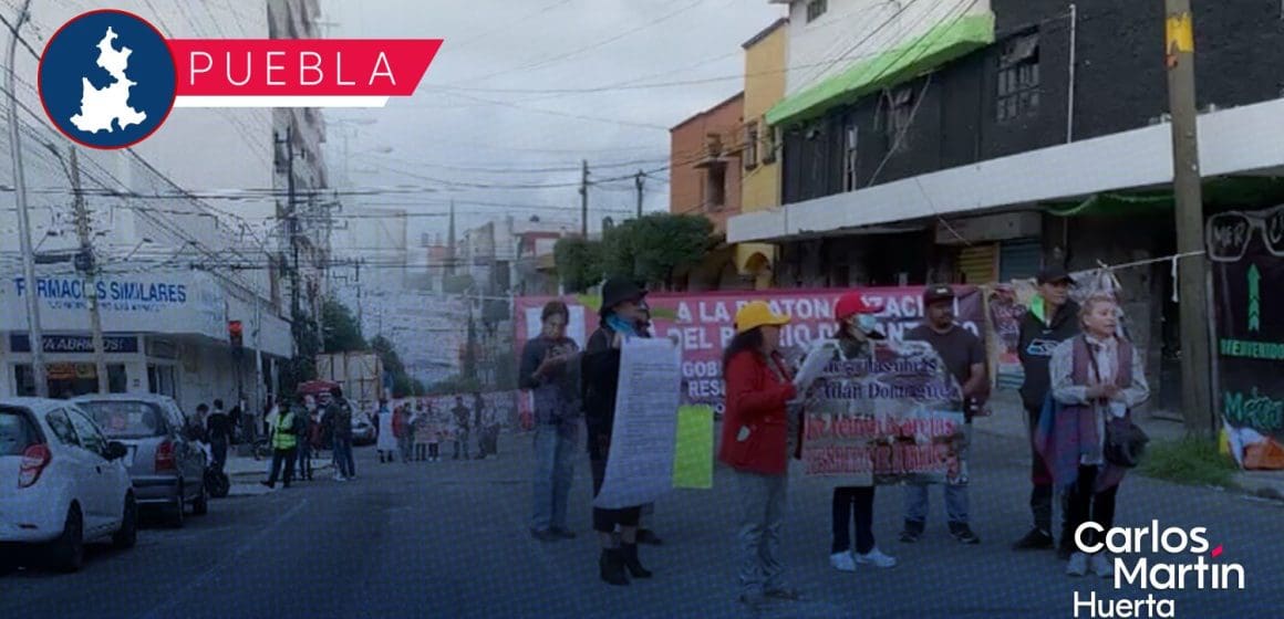 Vecinos del Barrio de Santiago se manifiestan en la 19 Sur; aseguran que han abandonado las obras