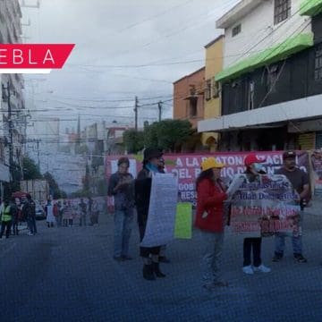 Vecinos del Barrio de Santiago se manifiestan en la 19 Sur; aseguran que han abandonado las obras