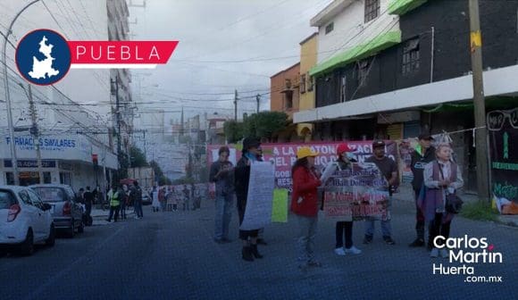 Vecinos del Barrio de Santiago se manifiestan en la 19 Sur; aseguran que han abandonado las obras
