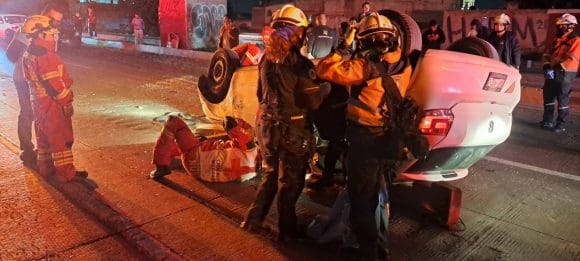 Volcadura en la México-Puebla deja dos muertos
