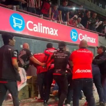Pelea entre aficionados de Xolos y Chivas terminó con hombre baleado  