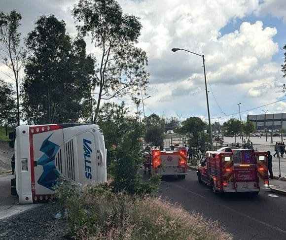 Volcadura de autobús en la México-Puebla a la altura de los estadios deja 17 pasajeros lesionados