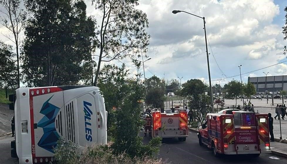 Volcadura de autobús en la México-Puebla a la altura de los estadios deja 17 pasajeros lesionados