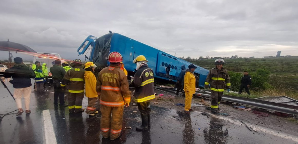 Continúan hospitalizadas siete persona tras accidente en la autopista Puebla-Atlixco