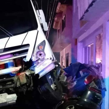 Chofer de personal embiste una camioneta y mueren seis personas 