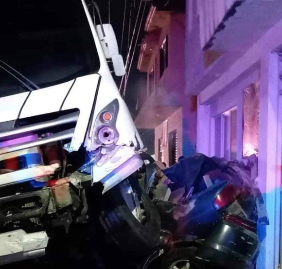accidente 3 Chofer de personal embiste una camioneta y mueren seis personas