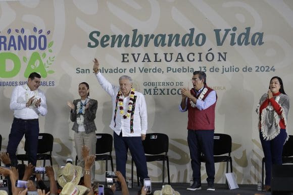 Céspedes Peregrina invita a AMLO a la inauguración de CU2