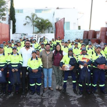 Entregan uniformes a servicios públicos de Atlixco