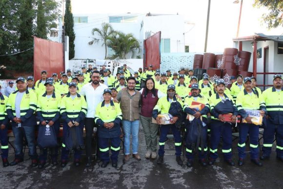 Entregan uniformes a servicios públicos de Atlixco