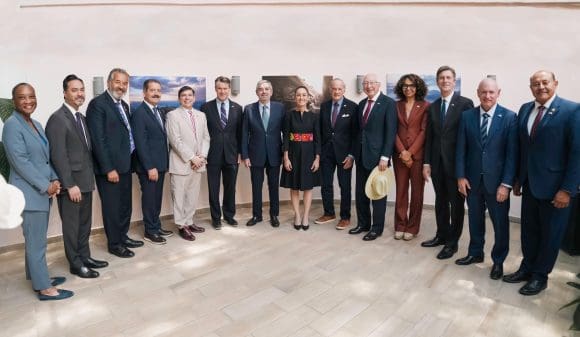 Claudia Sheinbaum se reúne con senadoras y senadores de EU