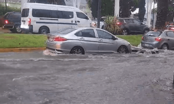 Lluvia y granizo en Puebla capital deja inundaciones de calles y caída de árboles  
