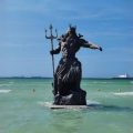 Organizan yucatecos destrucción de estatua de Poseidón por Beryl