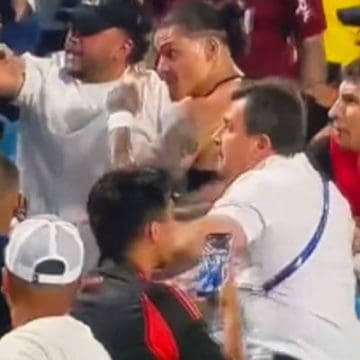 Jugadores de Uruguay se enfrentan a los aficionados de Colombia