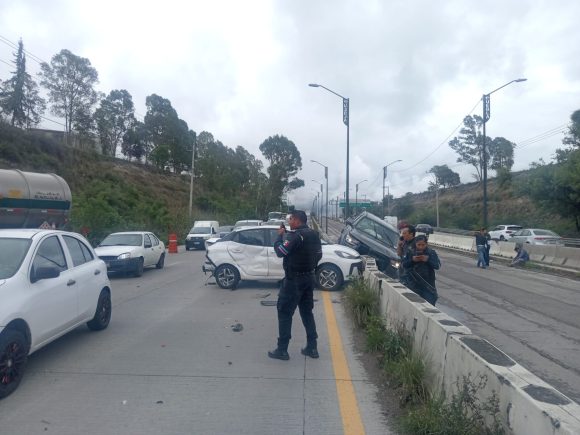 Lluvia y exceso de velocidad provocan choque, carambola y vehículos volcados en Periférico