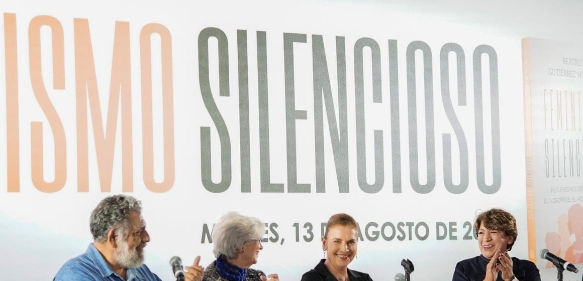 Gutiérrez Müller presenta su libro “Feminismo silencioso” en el zócalo de la CDMX