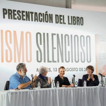 Gutiérrez Müller presenta su libro “Feminismo silencioso” en el zócalo de la CDMX