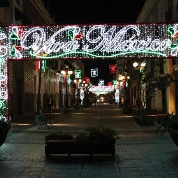 Encienden más de 12 kilómetros de luces para las fiestas patrias en Puebla capital