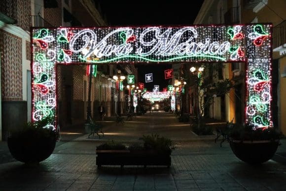 Encienden más de 12 kilómetros de luces para las fiestas patrias en Puebla capital