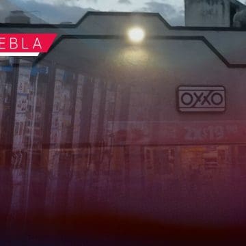 Asaltan Oxxo en Xonaca y se desata una persecución; detienen a tres