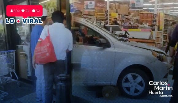 (VIDEO) Conductora se mete con todo y carro a supermercado en Coyoacán