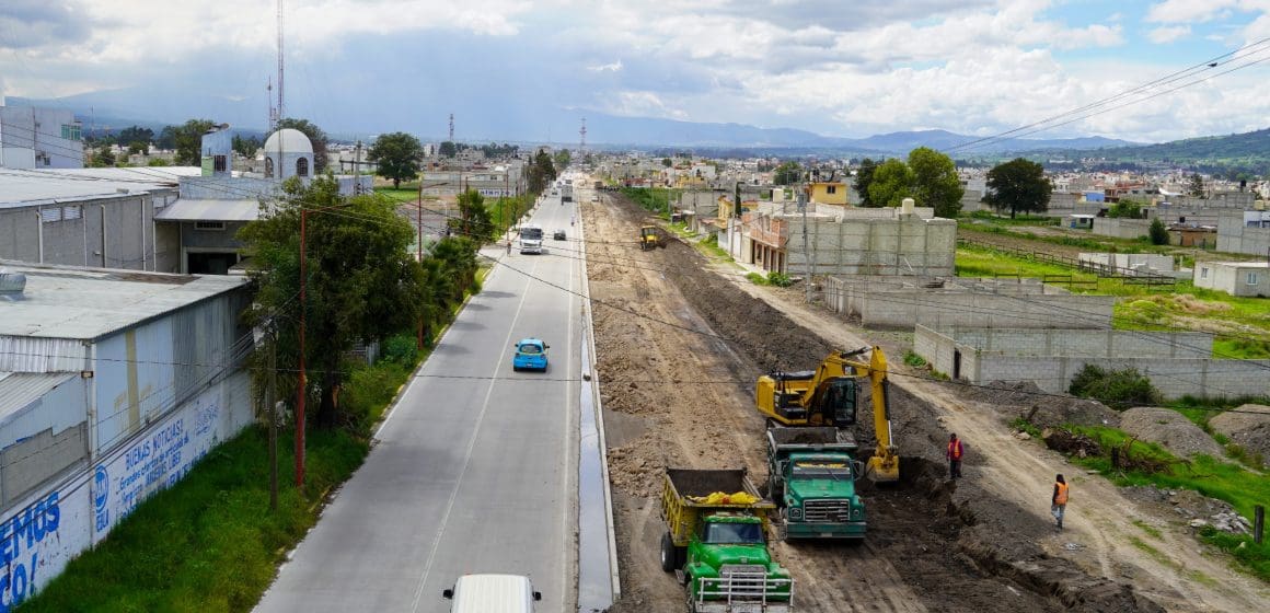 Avanza la construcción del par vial del camino a Moyotzingo