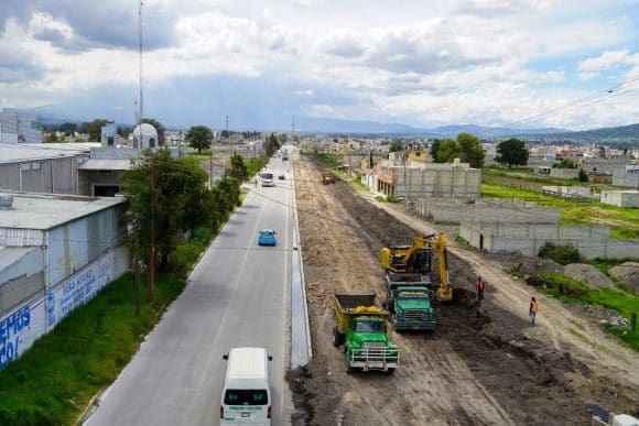 Avanza la construcción del par vial del camino a Moyotzingo