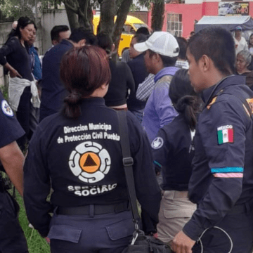 Camioneta de transporte escolar choca contra dos postes; hay 8 menores lesionados