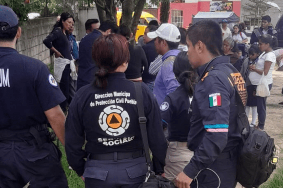Camioneta de transporte escolar choca contra dos postes; hay 8 menores lesionados