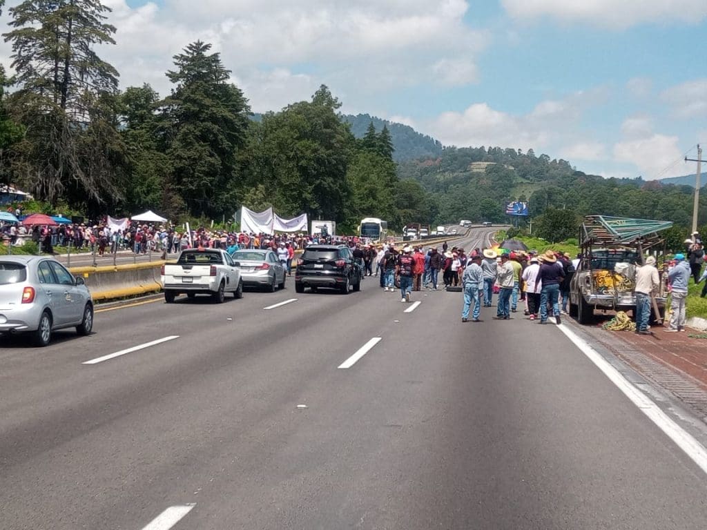 Ejidatarios cierran autopistas