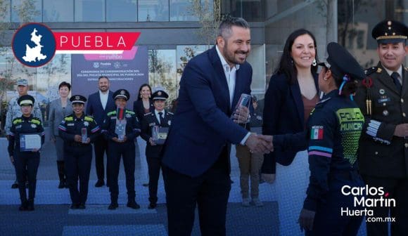 Entregan condecoraciones a 9 policías municipales destacados en Puebla