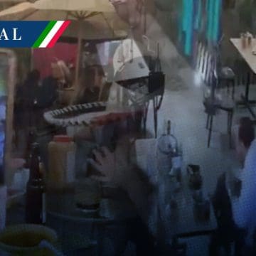 (VIDEO) Lanzan y estalla explosivo en bar de Celaya