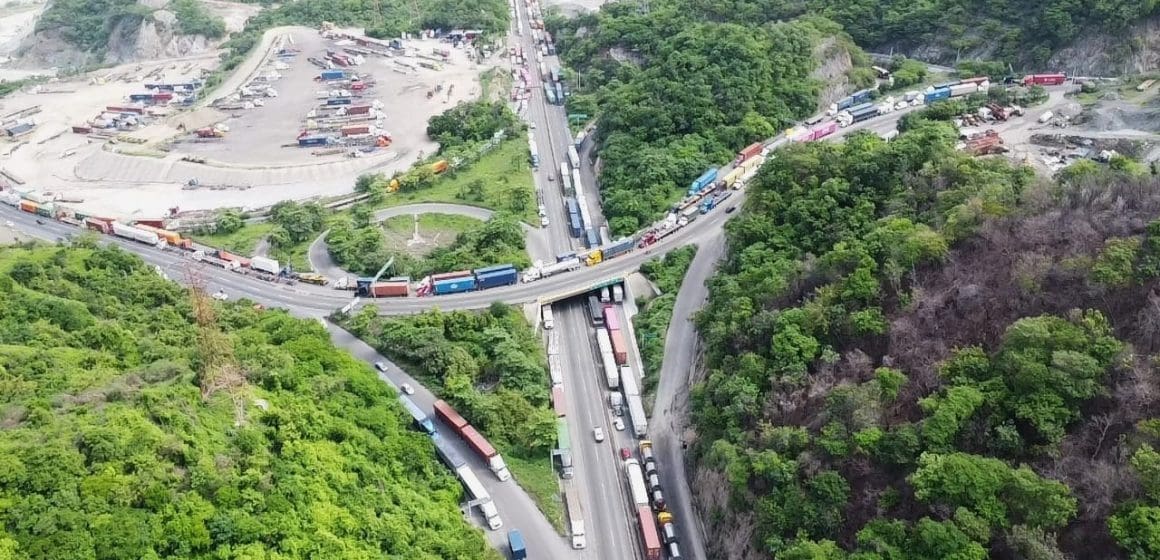 Fallas en Puerto de Manzanillo provocan caos vial