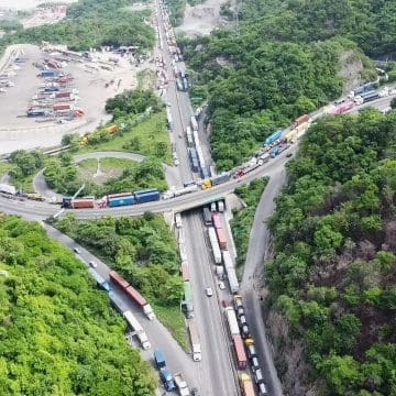 Fallas en Puerto de Manzanillo provocan caos vial