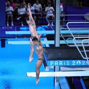 Osmar Olvera y Juan Manuel Celaya ganan medalla de plata en clavados sincronizados