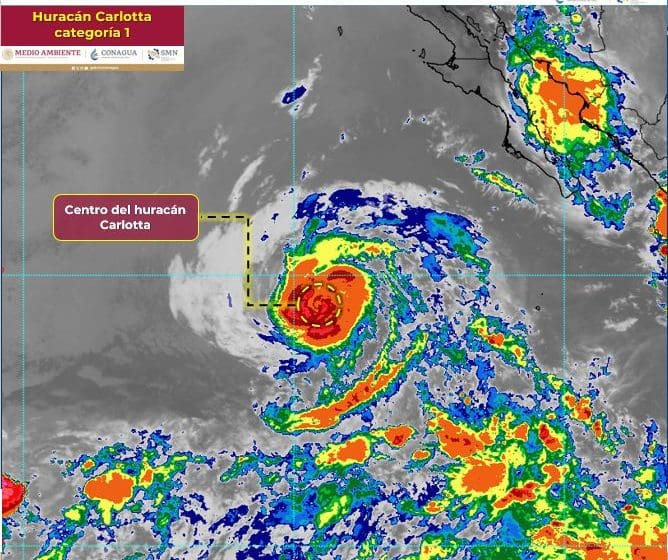 Huracán Carlotta se aleja de territorio mexicano 