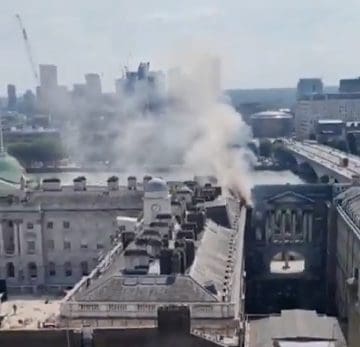 Se registra incendio en emblemático edificio de Londres a la orilla del Támesis