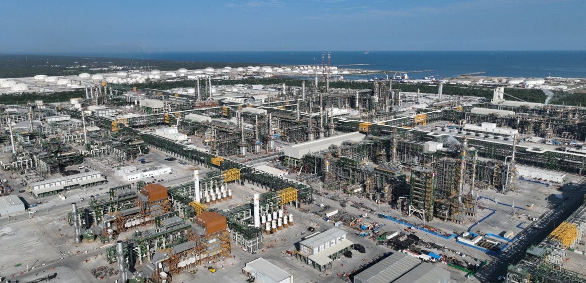 Incendio en refinería Olmeca fue controlado y opera con normalidad: Pemex