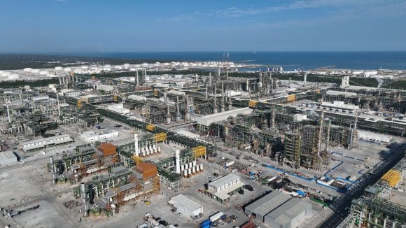 Incendio en refinería Olmeca fue controlado y opera con normalidad: Pemex