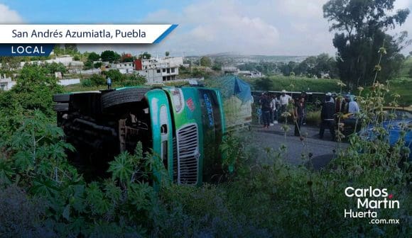 Ruta Azumiatla pierde el control y termina volcada; hubo heridos