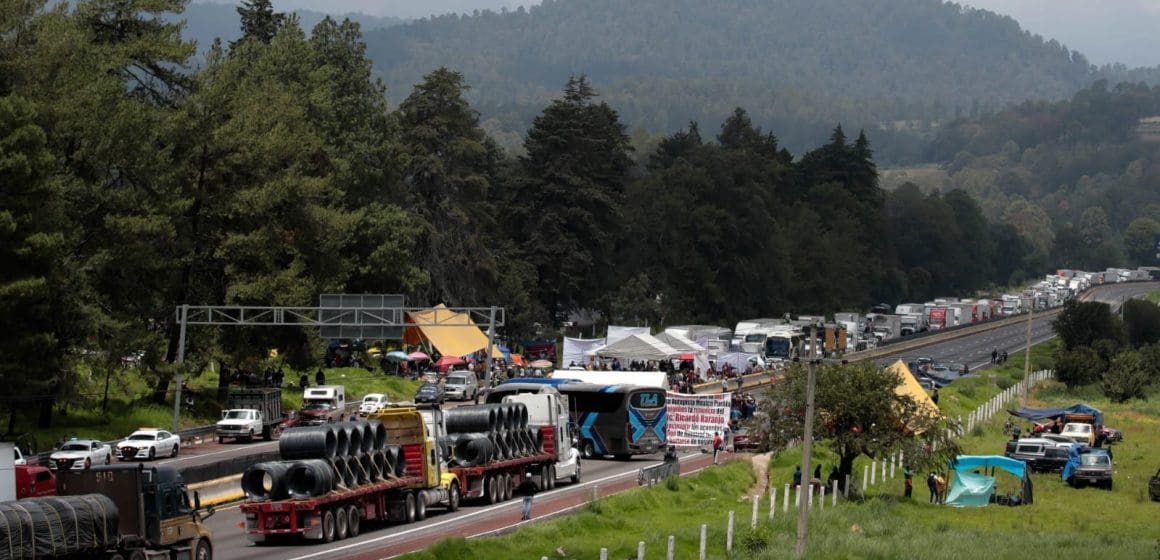 Se cumplen 30 horas del desinterés para solucionar el bloqueo de la Puebla – México