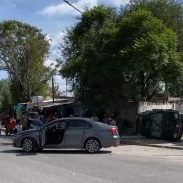 Defraudados queman y destrozan autos en un lote en Tehuacán