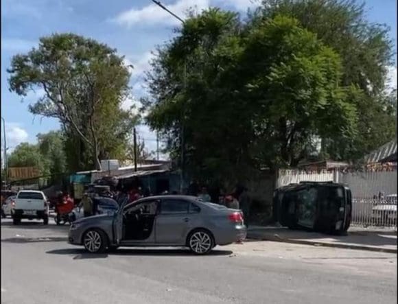 Defraudados queman y destrozan autos en un lote en Tehuacán