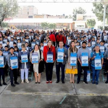 Inicia entrega de 13 mil kits escolares en San Andrés Cholula