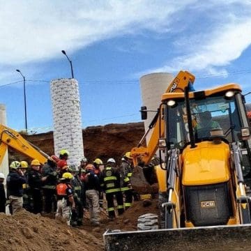 Sin vida localizan a dos trabajadores sepultados por un alud en la obra de la Vía Atlixcáyotl