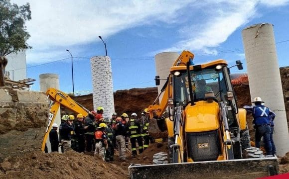 Sin vida localizan a dos trabajadores sepultados por un alud en la obra de la Vía Atlixcáyotl