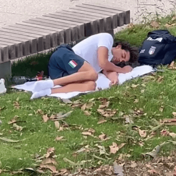 El Campeón Olímpico, Thomas Ceccon, duerme en un parque de París